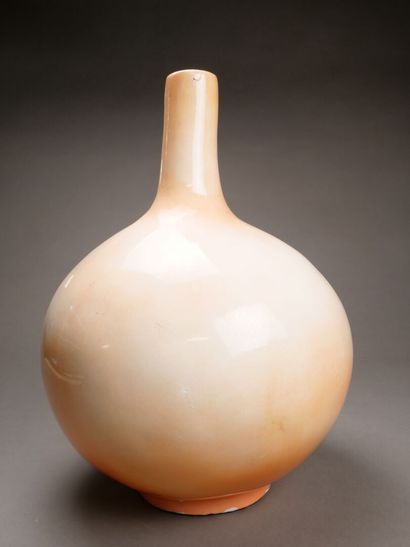 Vase boule à col étroit en céramique orangée.

H:...