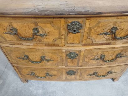 Commode à façade légèrement cintrée en bois...