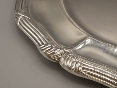 Plat rond en argent bordé de filets et rubans...