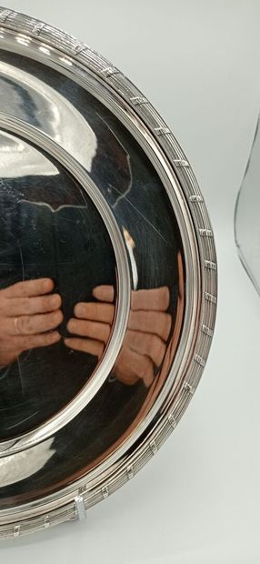 Gustave ODIOT.

Grand plat rond en argent...