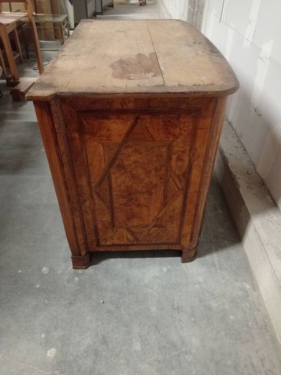 Commode à façade légèrement cintrée en bois...