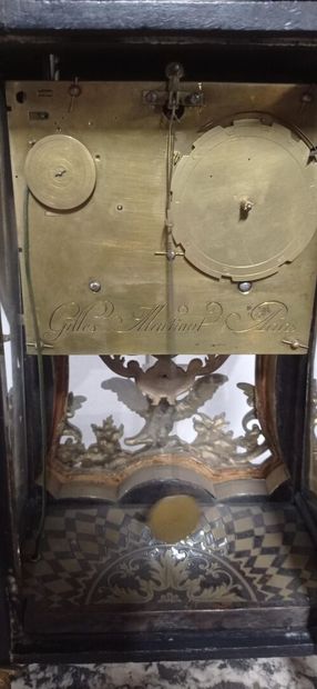 Cartel à poser de forme violonée en écailles...
