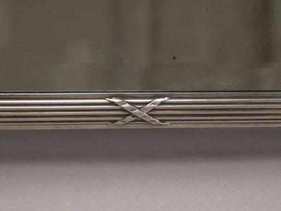 Miroir de table en bronze argenté.

La partie...
