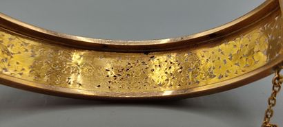 Bracelet rigide en or 750°° orné de motifs...