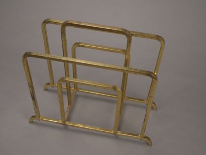Porte-revue moderniste en laiton doré à deux...