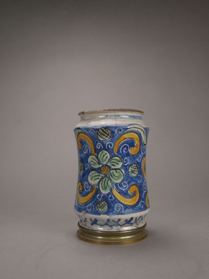 Albarello en faience polychrome, à décor...