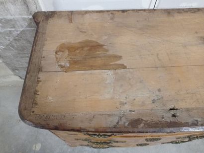 Commode à façade légèrement cintrée en bois...