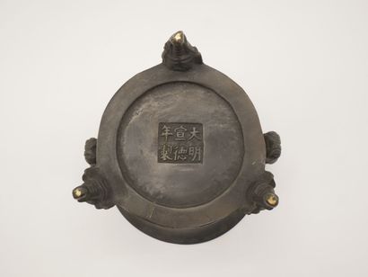 CHINE

Pot en bronze patiné, orné de deux...