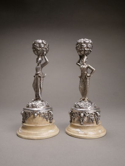 Paire de bougeoirs en bronze argenté et garnitures...