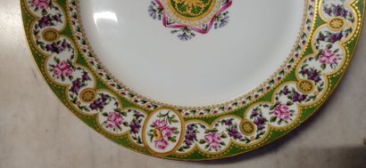 SEVRES, 1864.

Assiette en porcelaine polychrome...