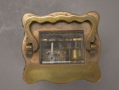 Pendulette d'officier en bronze et laiton...