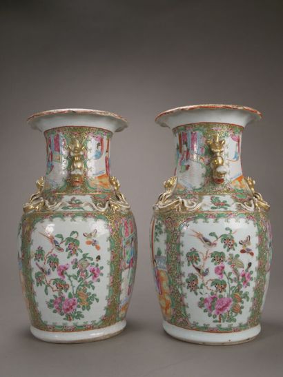 CANTON.

Paire de vases balustres en porcelaine...