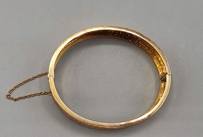 Bracelet rigide en or 750°° orné de motifs...