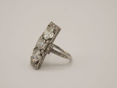 Bague en platine 850 millièmes, le centre...
