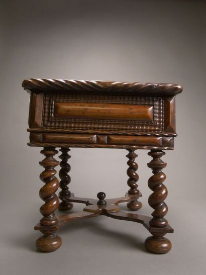Petit bureau dit de maîtrise en palissandre...
