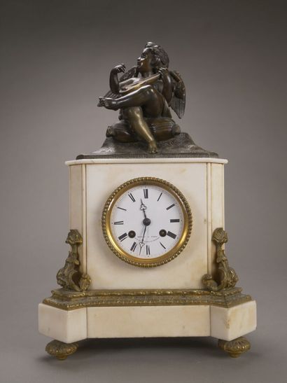 Pendule borne en marbre blanc et bronze.

la...