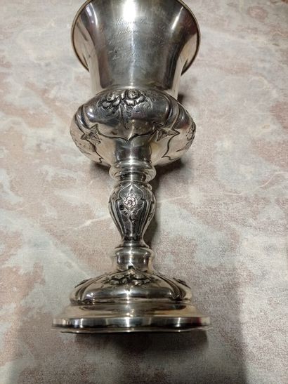 Curieux hanap maçonnique couvert en argent.

La...