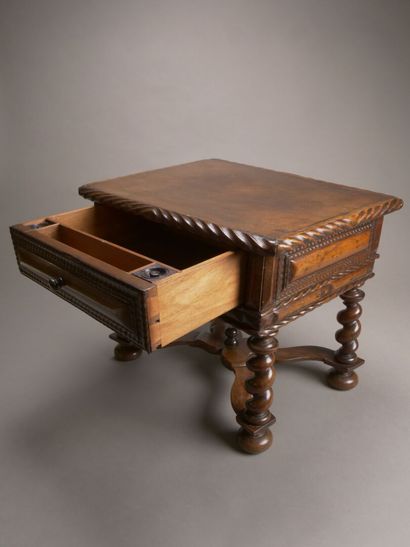 Petit bureau dit de maîtrise en palissandre...