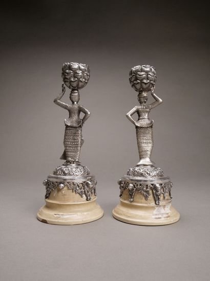 Paire de bougeoirs en bronze argenté et garnitures...