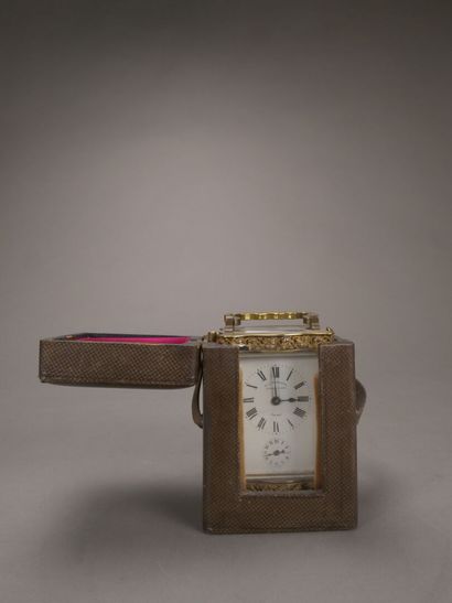 Pendulette d'officier en bronze et laiton...