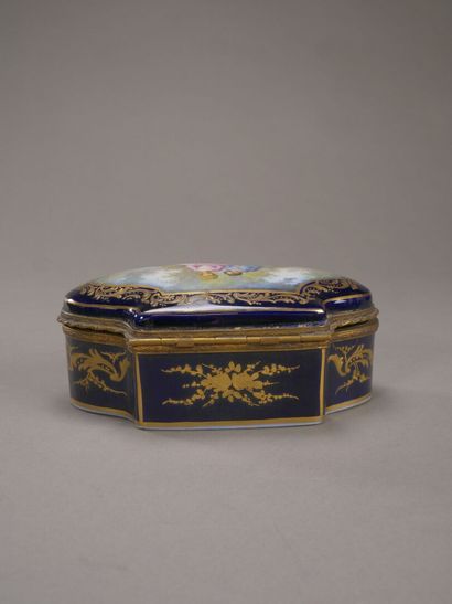 Château de Longpré.

Boîte à bijoux polylobée...