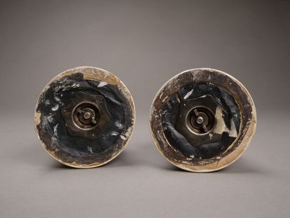 Paire de bougeoirs en bronze argenté et garnitures...