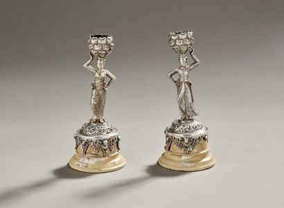 Paire de bougeoirs en bronze argenté et garnitures...