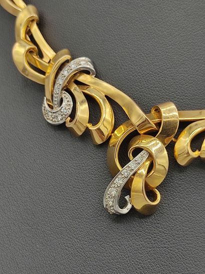 Collier draperie en or jaune 750°° semi articulé...