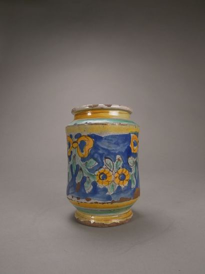 Albarel en faïence polychrome à décor de...