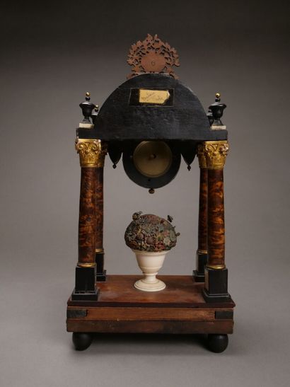 Curieuse pendulette en bois de placage et...