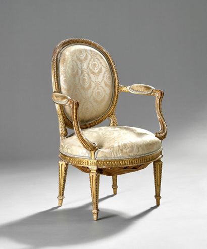 Fauteuil à dossier médaillon en bois doré...