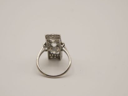 Bague en platine 850 millièmes, le centre...