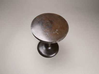 CHINE.

Curieux support en bronze patiné.

Fût...