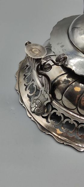 Réchaud en argent reposant sur trois pieds,...