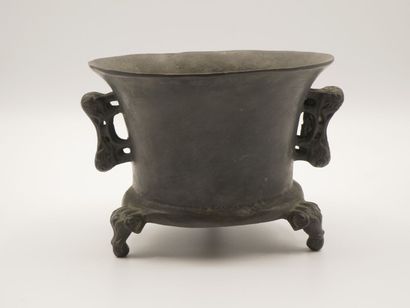 CHINE

Pot en bronze patiné, orné de deux...
