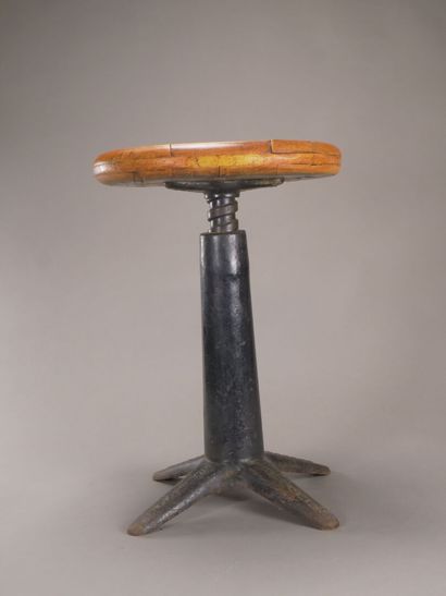 SINGER

Tabouret industriel.

Piétement en...