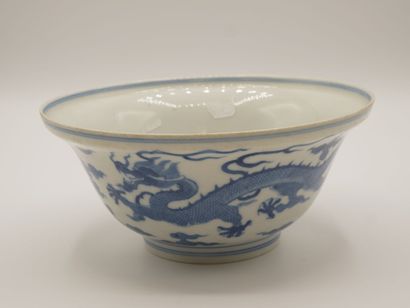 col évasé
CHINE.

Bol en porcelaine bleu-blanc,...