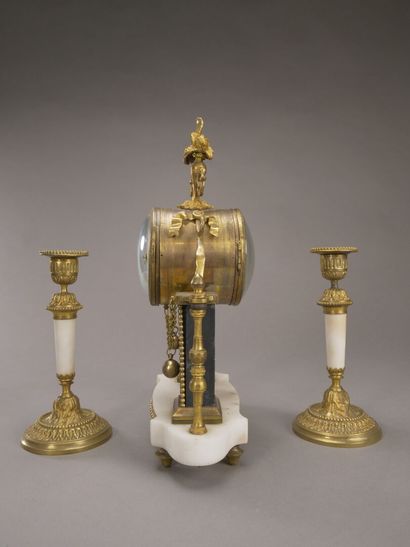 Petite garniture de cheminée en bronze doré....
