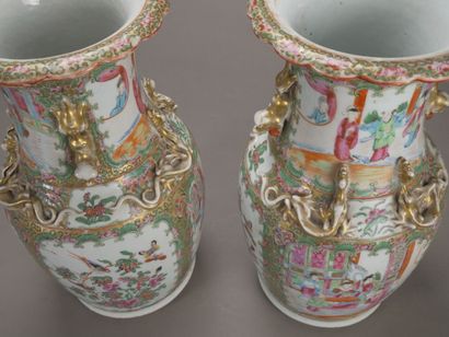 CANTON.

Paire de vases balustres en porcelaine...