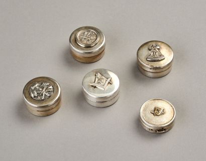 Réunion de cinq petites boîtes en argent...