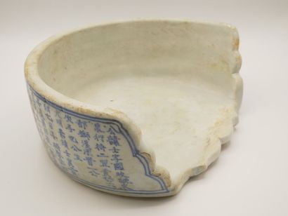 CHINE

Élément en porcelaine bleue et blanche...