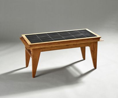 Table basse, structure en bois naturel.

Dessus...