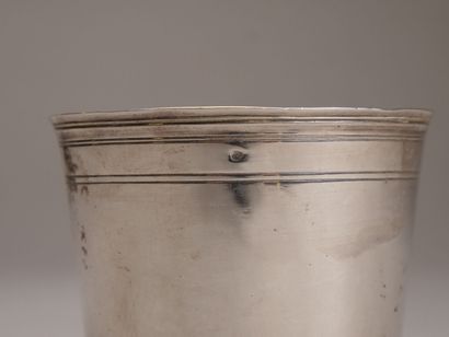 Petite gobelet en argent souligné de filets.

Poinçon...
