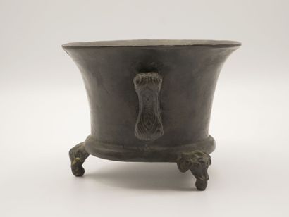 CHINE

Pot en bronze patiné, orné de deux...