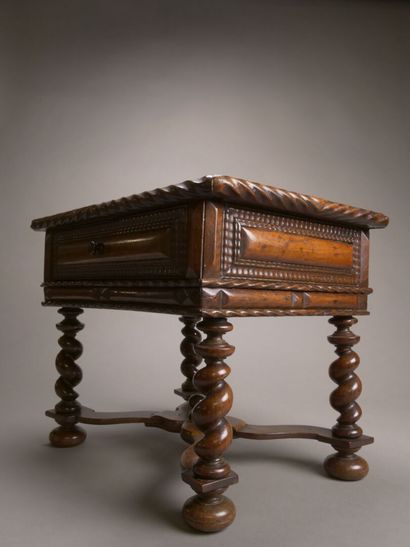 Petit bureau dit de maîtrise en palissandre...