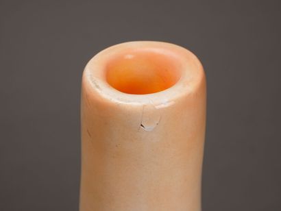 Vase boule à col étroit en céramique orangée.

H:...