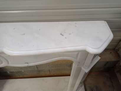 Cheminée en marbre blanc veiné.

Manteau...