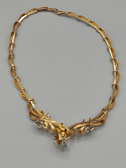 Collier draperie en or jaune 750°° semi articulé...