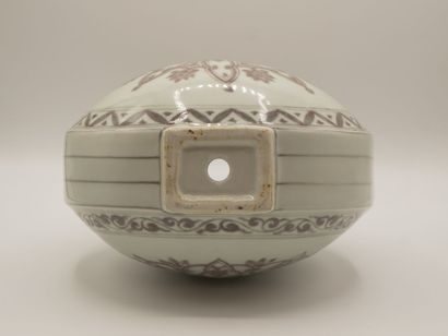 CHINE.

Gourde en porcelaine à décor manganèse...