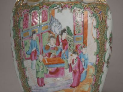 CANTON.

Paire de vases balustres en porcelaine...